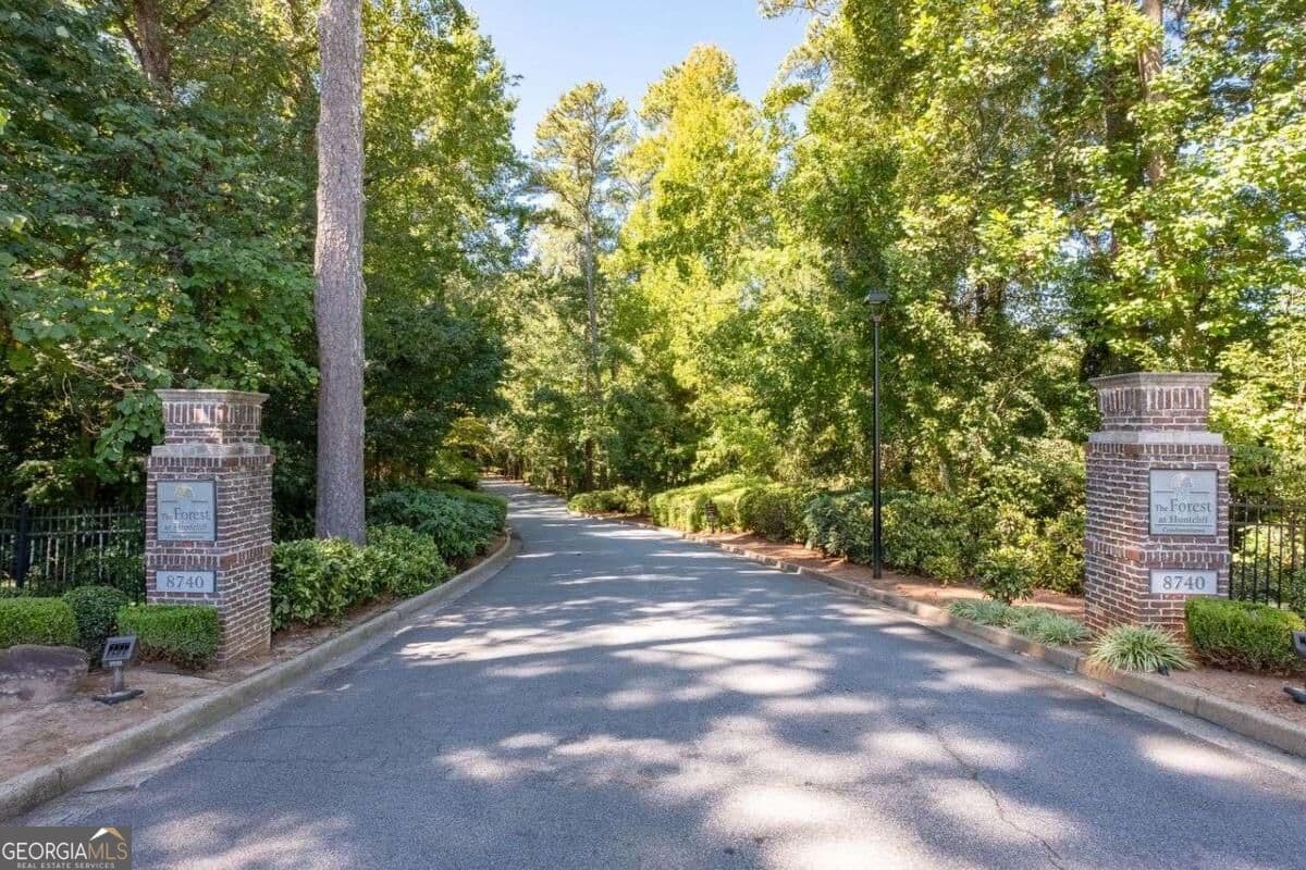2 bedroom, 2 bathroom, 1,335 sq ft condominium for sale at 8740 Roswell Road 6D, Sandy Springs, GA 30350 — photo 2