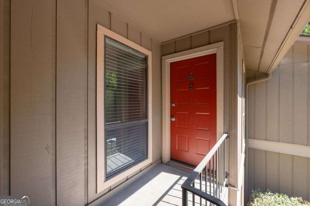 2 bedroom, 2 bathroom, 1,335 sq ft condominium for sale at 8740 Roswell Road 6D, Sandy Springs, GA 30350 — photo 3