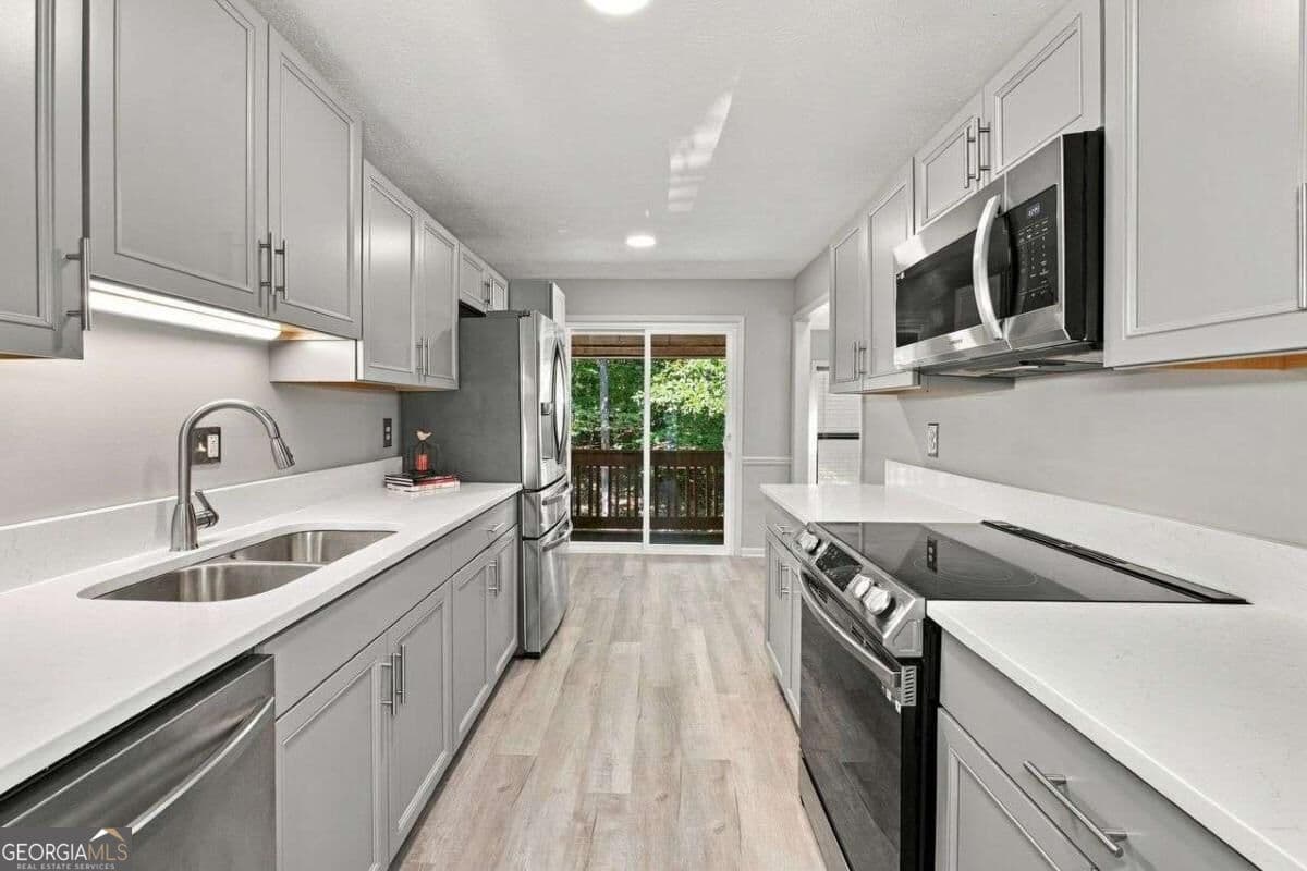 2 bedroom, 2 bathroom, 1,335 sq ft condominium for sale at 8740 Roswell Road 6D, Sandy Springs, GA 30350 — photo 10