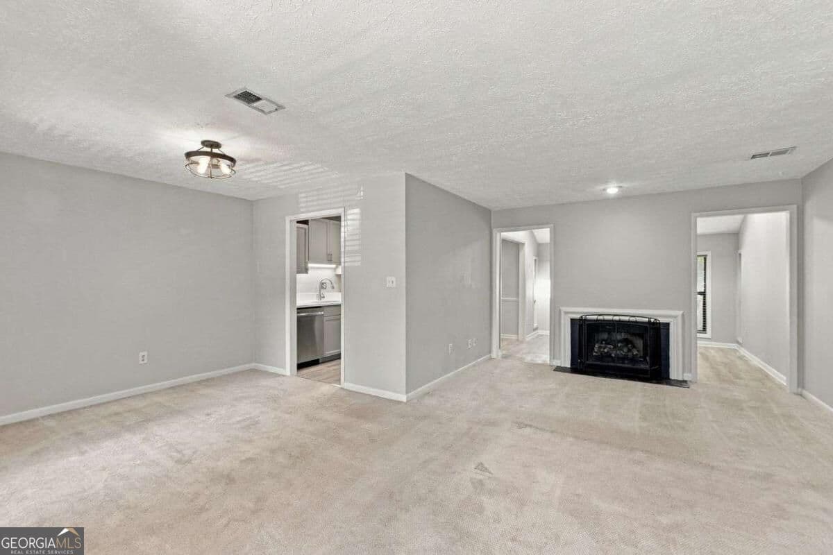 2 bedroom, 2 bathroom, 1,335 sq ft condominium for sale at 8740 Roswell Road 6D, Sandy Springs, GA 30350 — photo 4