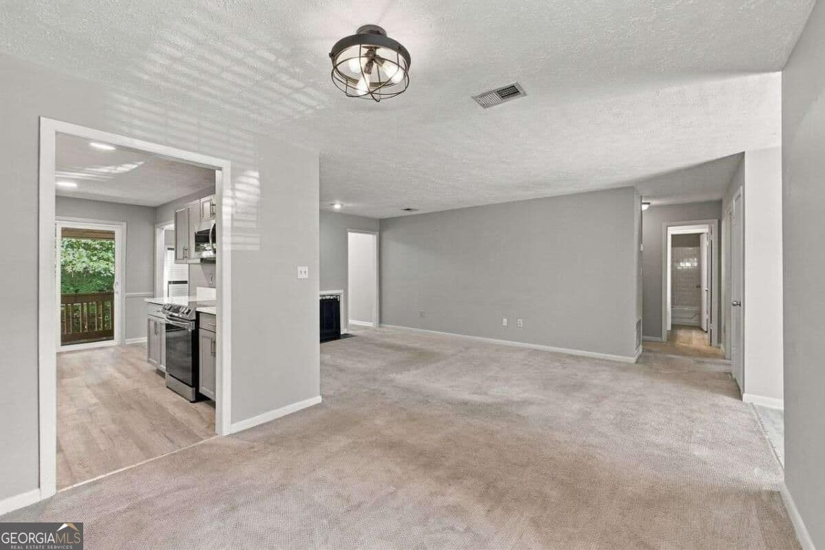 2 bedroom, 2 bathroom, 1,335 sq ft condominium for sale at 8740 Roswell Road 6D, Sandy Springs, GA 30350 — photo 8