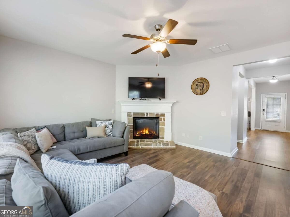 3 bedroom, 2.5 bathroom, 2,155 sq ft single family residence for sale at 5907 Waterway Place, Flowery Branch, GA 30542 — photo 8