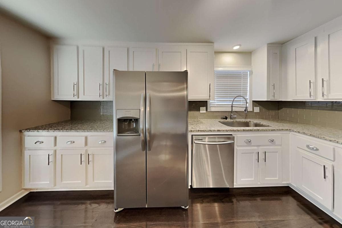 5 bedroom, 3 bathroom, 2,424 sq ft single family residence for sale at 2929 Manitoba Lane, Marietta, GA 30062 — photo 3