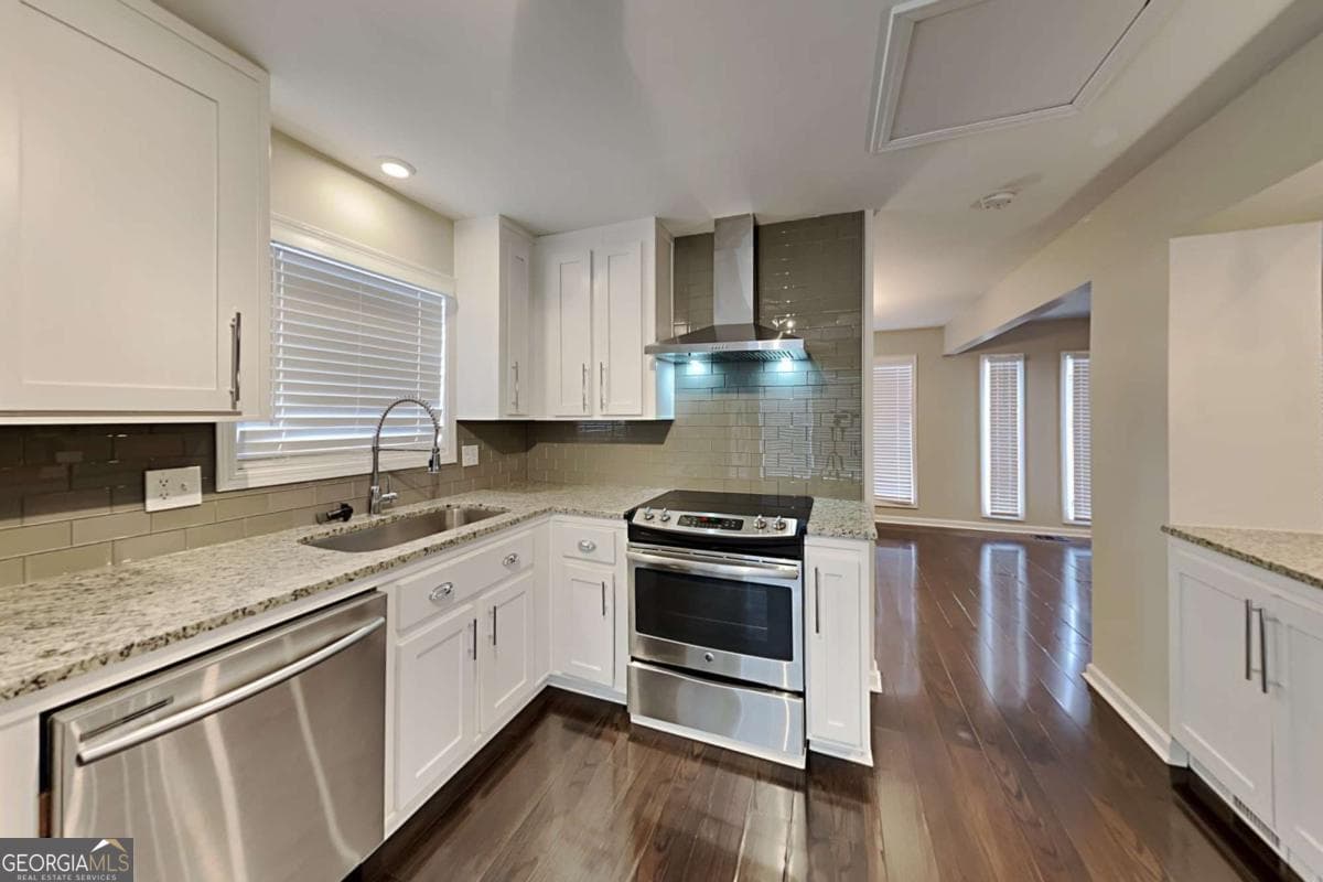 5 bedroom, 3 bathroom, 2,424 sq ft single family residence for sale at 2929 Manitoba Lane, Marietta, GA 30062 — photo 4
