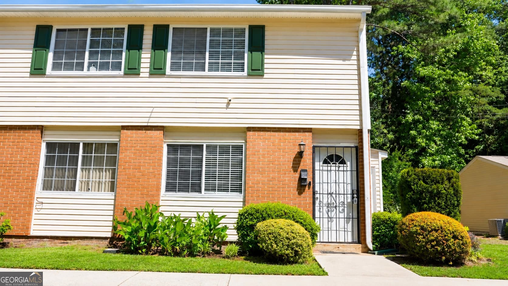 2 bedroom, 1 bathroom townhouse for sale at 405 Fairburn Road 17, Atlanta, GA 30331 — photo 1 of 17