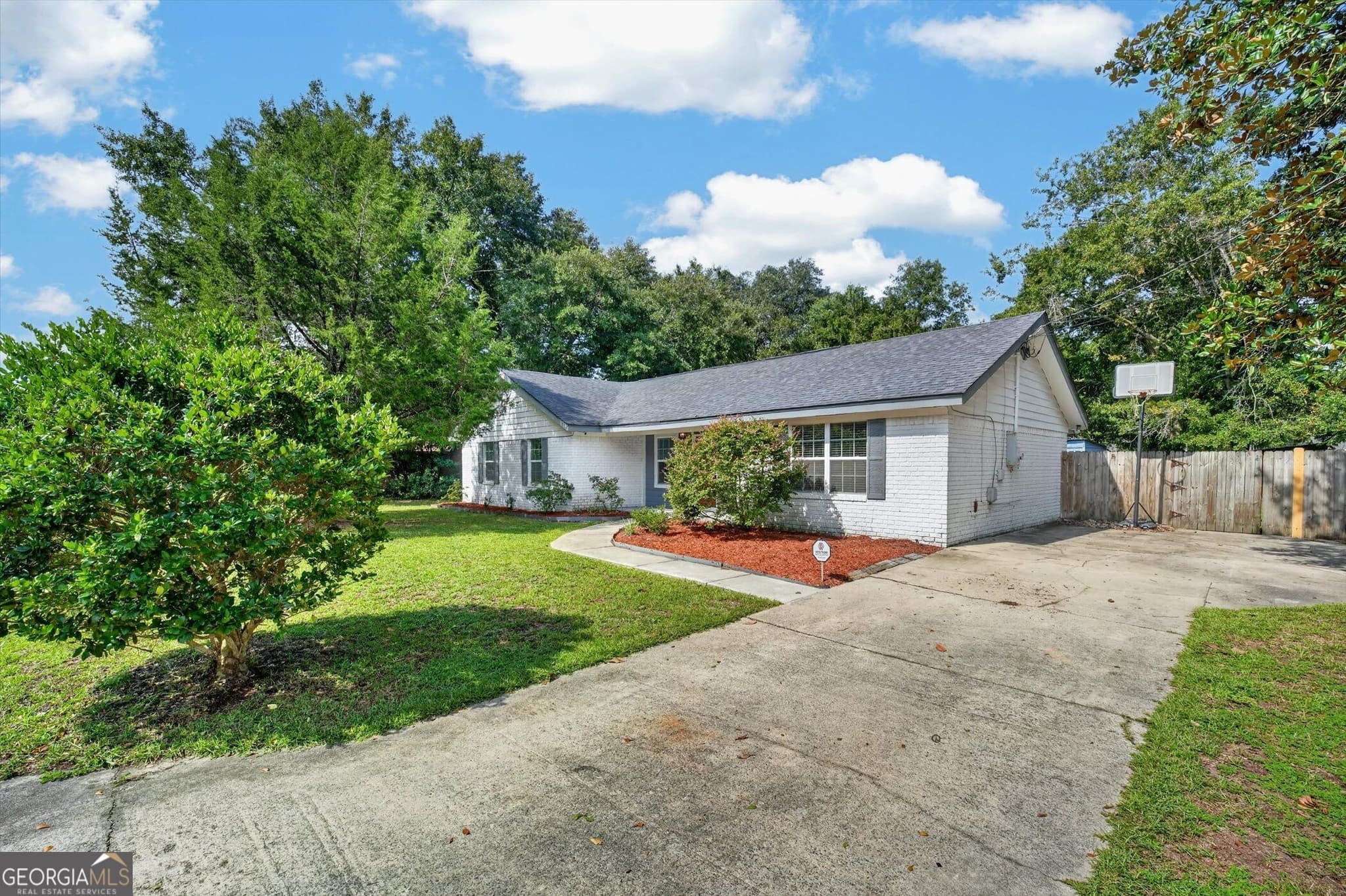 3 bedroom, 2 bathroom, 1,575 sq ft single family residence under contract at 214 Jefferson Circle, Allenhurst, GA 31301 — photo 3