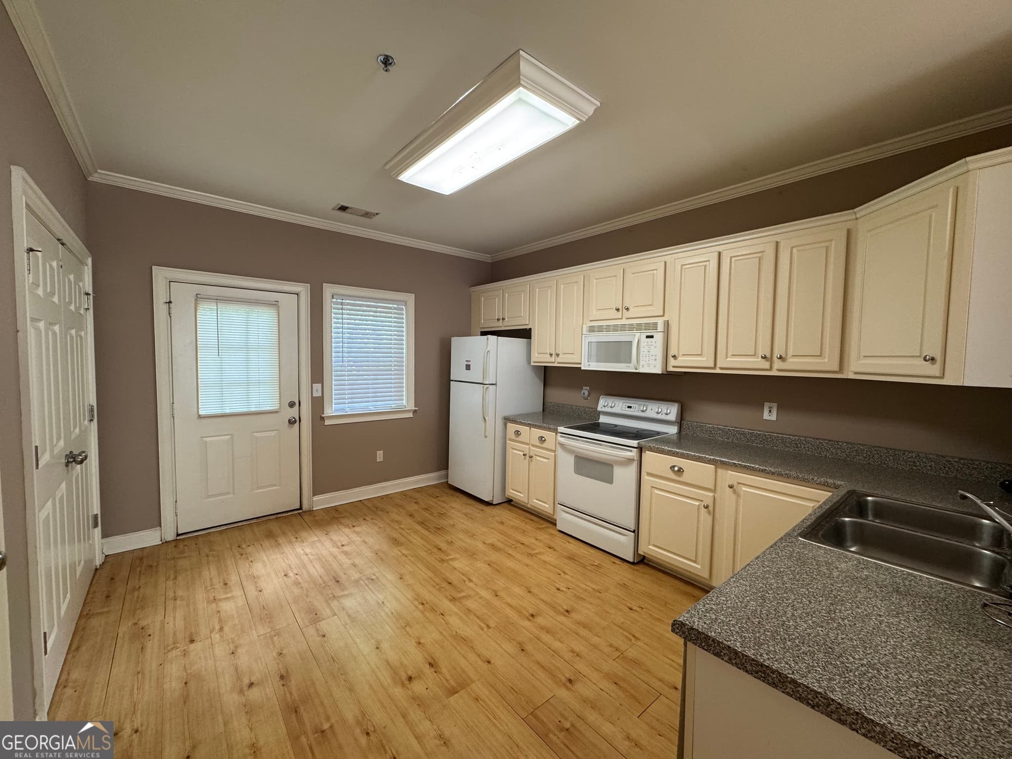 2 bedroom, 2.5 bathroom, 1,184 sq ft townhouse for rent at 460 Barnett Shoals Road F6, Athens, GA 30605 for $1,525 a month — photo 5
