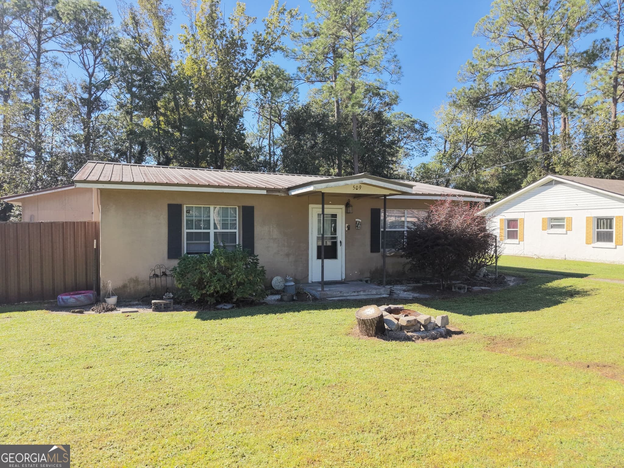 2 bedroom, 1 bathroom, 1,074 sq ft single family residence for sale at 509 Community Drive, Waycross, GA 31501