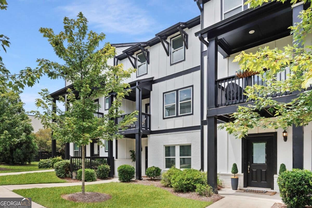 4 bedroom, 3.5 bathroom, 2,175 sq ft townhouse for rent at 504 Hampton Crossing, Woodstock, GA 30188 for $2,650 a month — photo 2