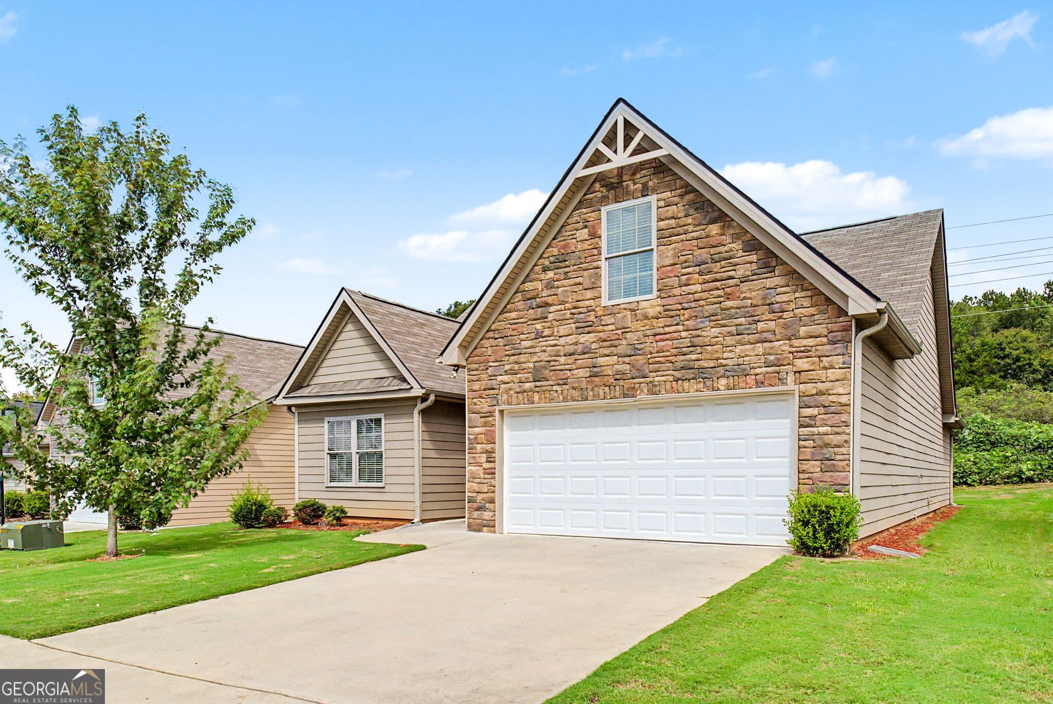 4 bedroom, 3 bathroom, 2,139 sq ft single family residence for sale at 123 W Lexington Avenue, Griffin, GA 30223 — photo 2