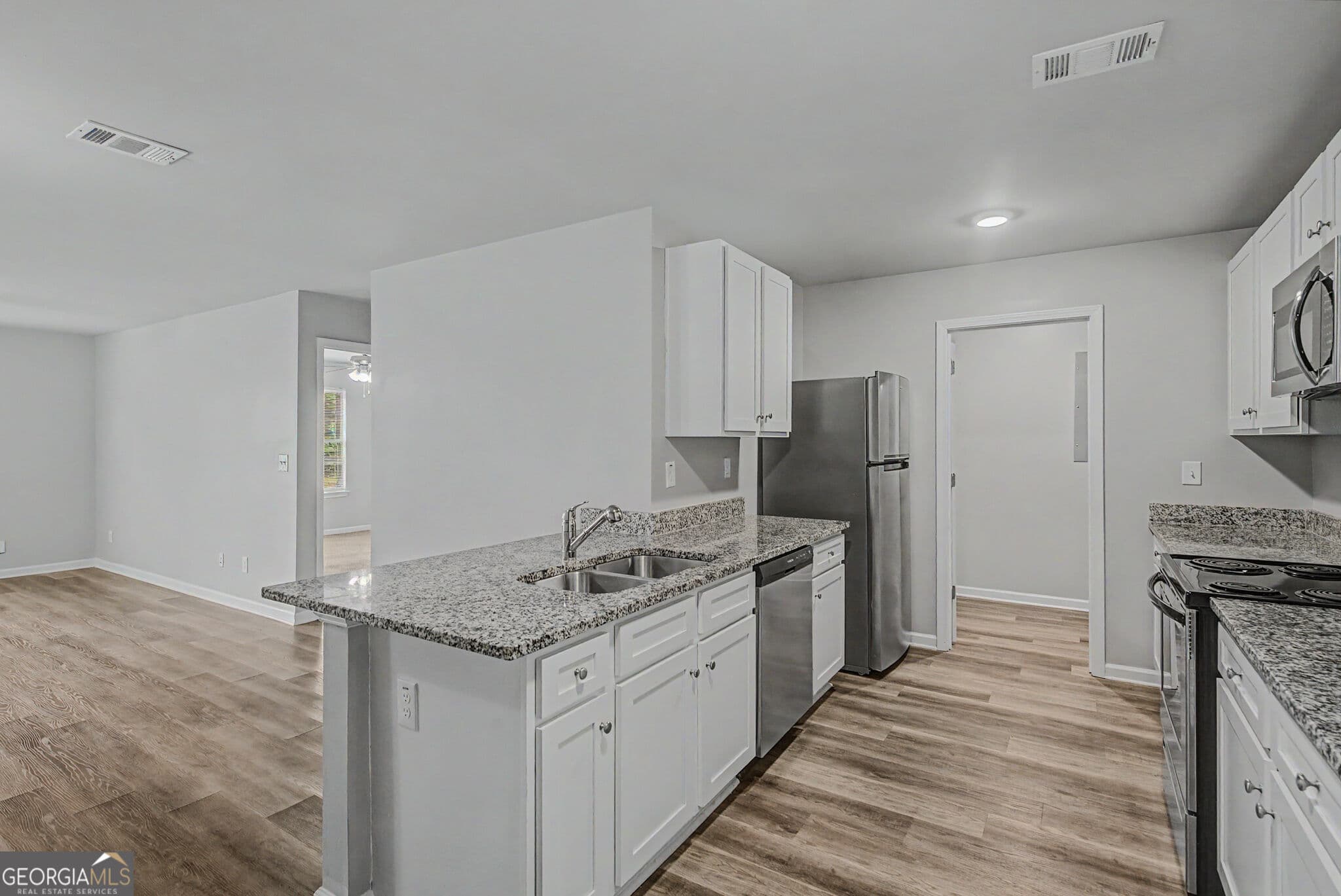 4 bedroom, 3 bathroom, 2,139 sq ft single family residence for sale at 123 W Lexington Avenue, Griffin, GA 30223 — photo 8