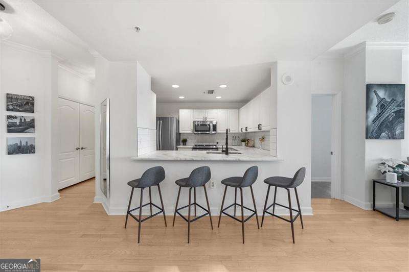 1 bedroom, 1.5 bathroom, 1,012 sq ft condominium for sale at 3475 Oak Valley Road 410, Atlanta, GA 30326 — photo 6
