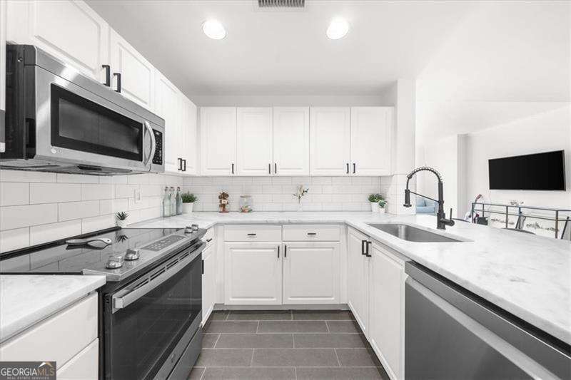 1 bedroom, 1.5 bathroom, 1,012 sq ft condominium for sale at 3475 Oak Valley Road 410, Atlanta, GA 30326 — photo 3