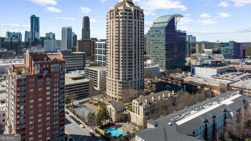 1 bedroom, 1.5 bathroom, 1,012 sq ft condominium for sale at 3475 Oak Valley Road 410, Atlanta, GA 30326 — photo 1 of 36