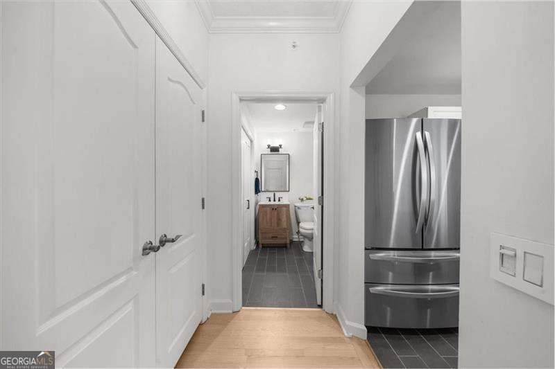 1 bedroom, 1.5 bathroom, 1,012 sq ft condominium for sale at 3475 Oak Valley Road 410, Atlanta, GA 30326 — photo 9