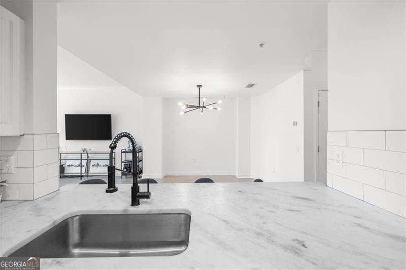 1 bedroom, 1.5 bathroom, 1,012 sq ft condominium for sale at 3475 Oak Valley Road 410, Atlanta, GA 30326 — photo 8