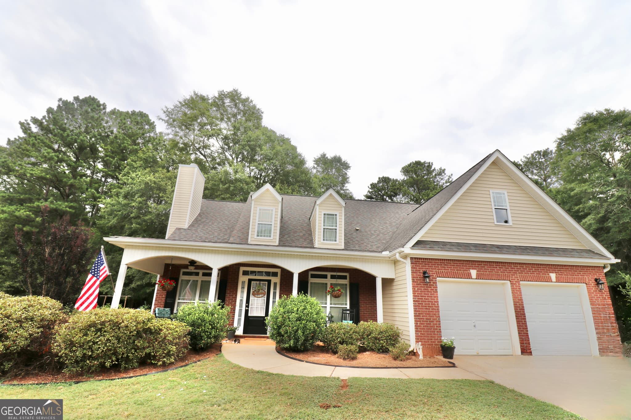 4 bedroom, 3 bathroom, 2,056 sq ft single family residence for sale at 190 Roundtree Way, Williamson, GA 30292 — photo 2