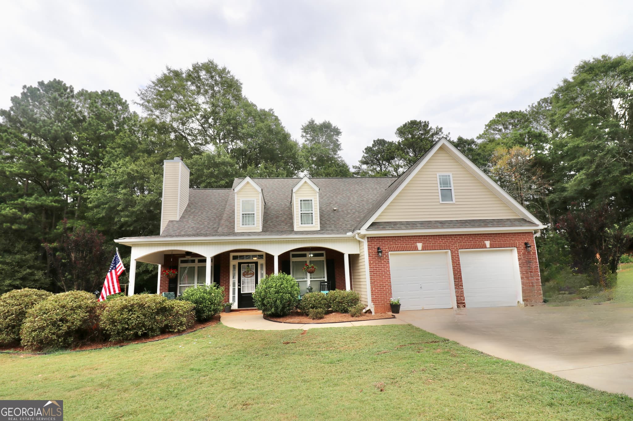 4 bedroom, 3 bathroom, 2,056 sq ft single family residence for sale at 190 Roundtree Way, Williamson, GA 30292