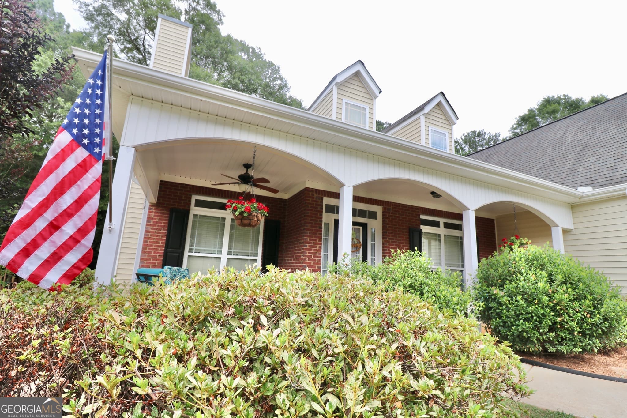 4 bedroom, 3 bathroom, 2,056 sq ft single family residence for sale at 190 Roundtree Way, Williamson, GA 30292 — photo 4