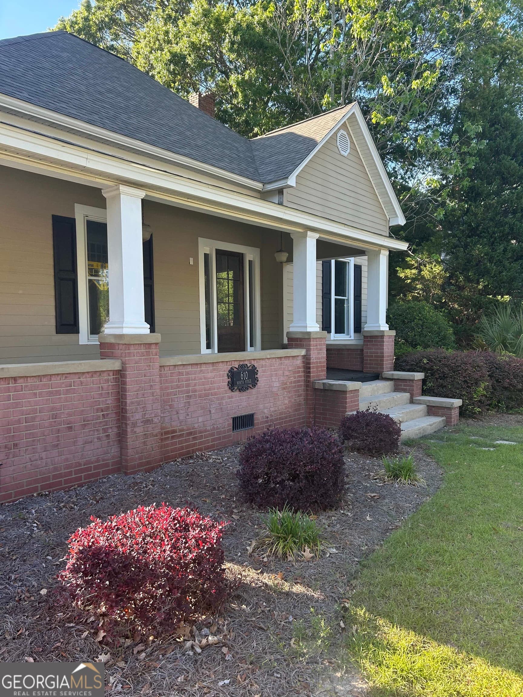 4 bedroom, 3 bathroom, 2,308 sq ft single family residence for sale at 610 Ridge Avenue, Tifton, GA 31794 — photo 2
