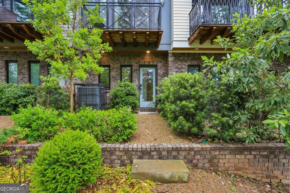 2 bedroom, 2.5 bathroom, 1,440 sq ft townhouse for sale at 2199 Lenox Road 11, Atlanta, GA 30324 — photo 1 of 28