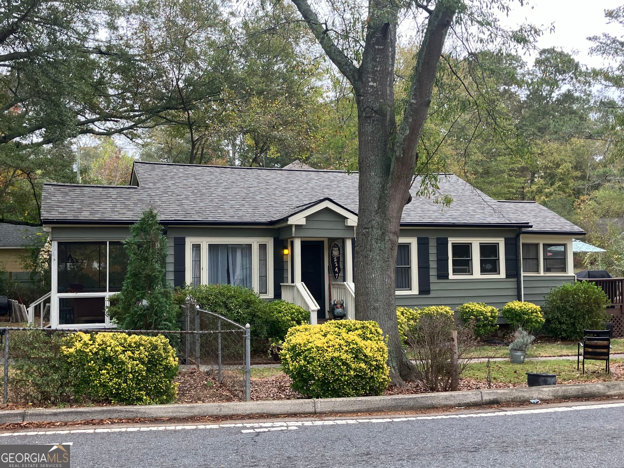 2 bedroom, 1 bathroom, 910 sq ft single family residence for sale at 2147 Burnt Hickory Road, Marietta, GA 30064 — photo 1 of 14