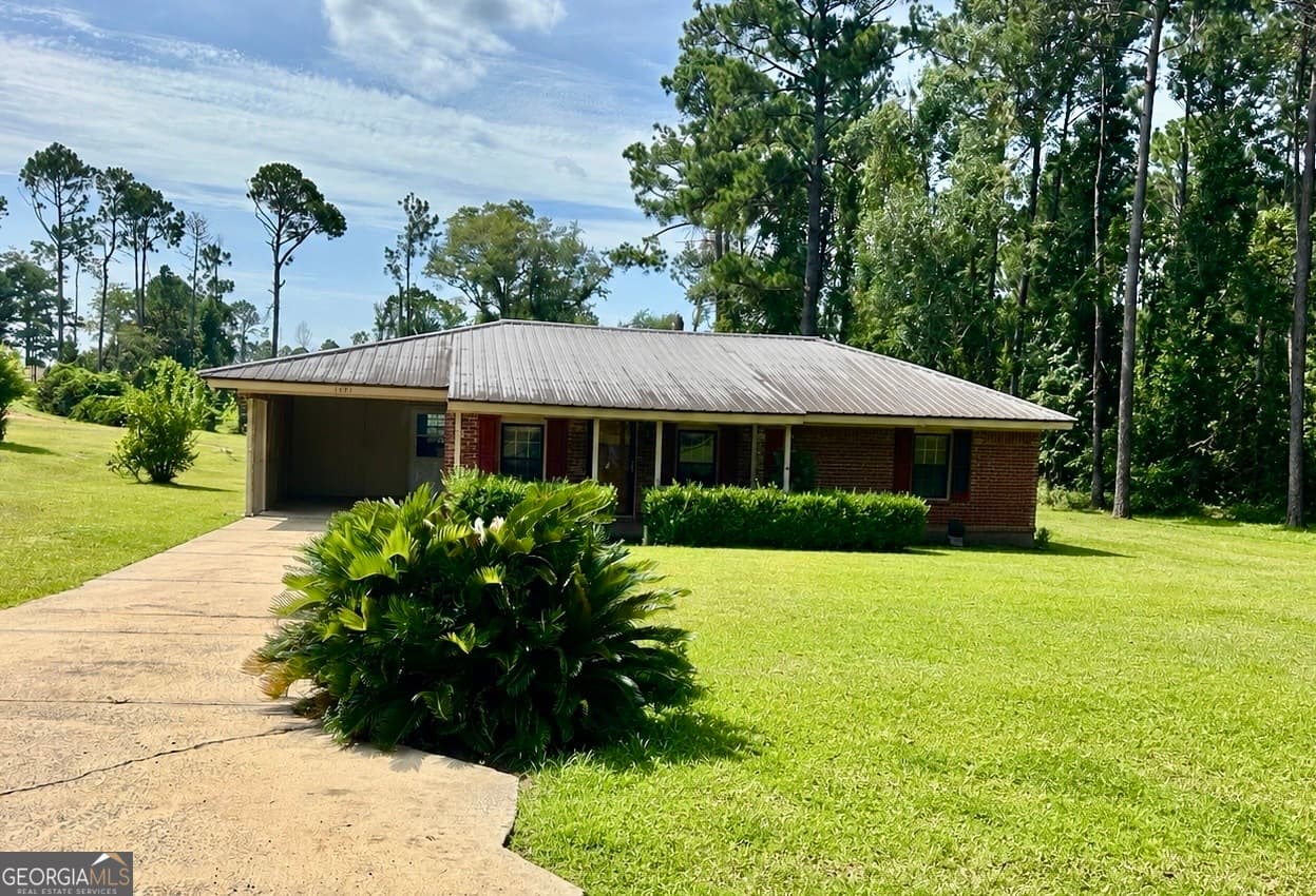 3 bedroom, 2 bathroom, 1,952 sq ft single family residence for sale at 1601 Prosperity Lane, Vidalia, GA 30474 — photo 1 of 19