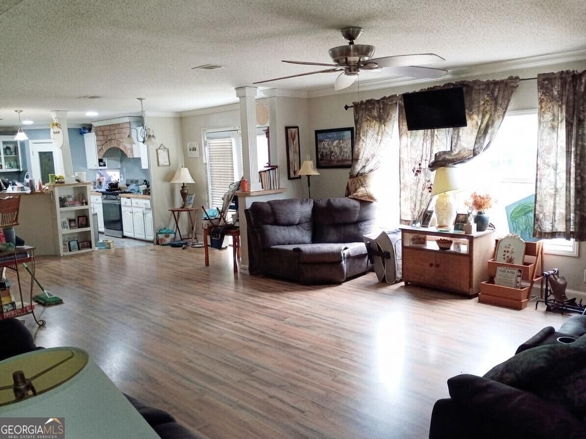 4 bedroom, 2 bathroom, 2,432 sq ft manufactured home,single family residence under contract at 361 James Knight Road, Jesup, GA 31545 — photo 2