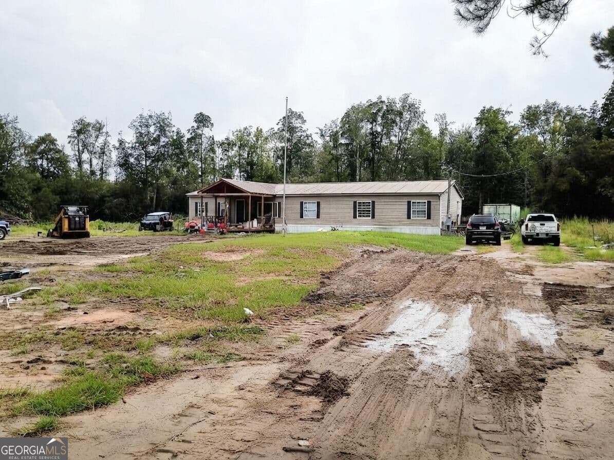 4 bedroom, 2 bathroom, 2,432 sq ft manufactured home,single family residence under contract at 361 James Knight Road, Jesup, GA 31545