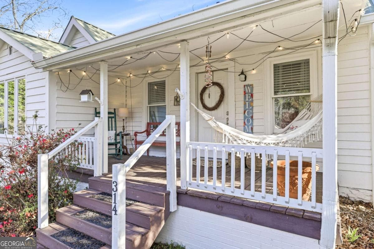 3 bedroom, 2.5 bathroom, 1,946 sq ft single family residence for sale at 314 Holley Street, Demorest, GA 30535 — photo 6