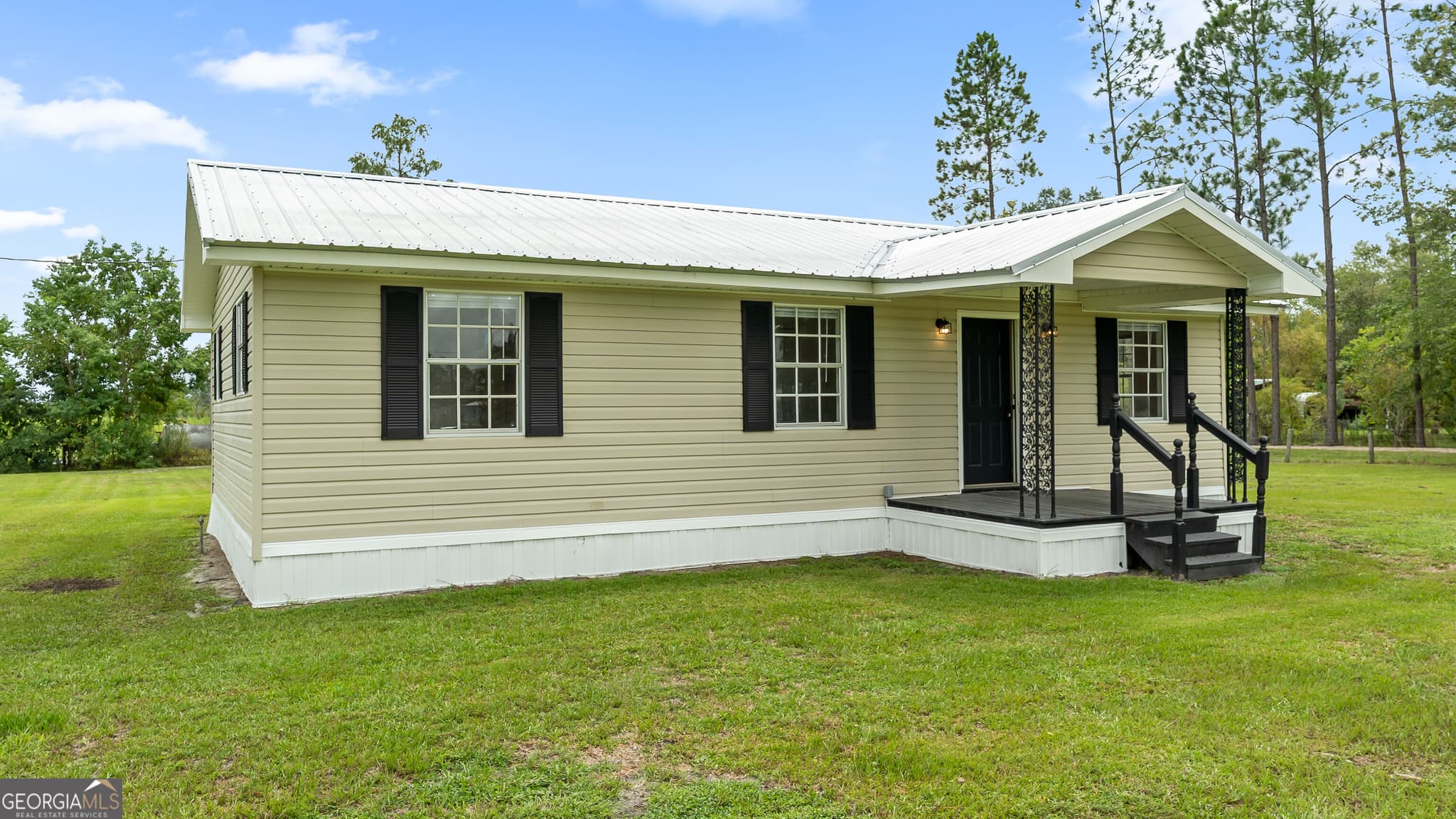 3 bedroom, 1 bathroom, 1,230 sq ft single family residence for sale at 291 Cuttings Loop Road, Homerville, GA 31634 — photo 2