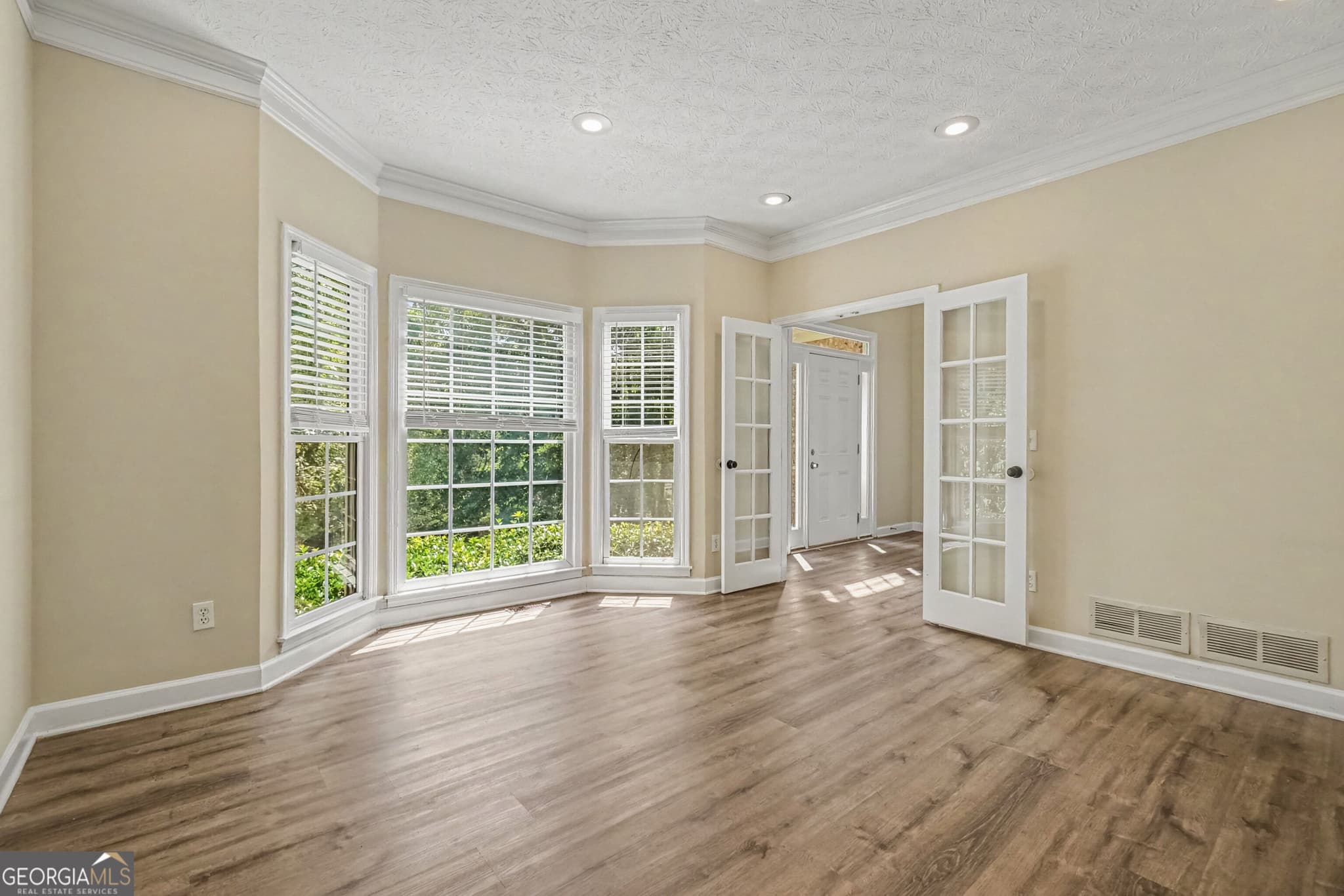 5 bedroom, 3.5 bathroom, 4,018 sq ft single family residence for sale at 213 Powers Court, Woodstock, GA 30189 — photo 6