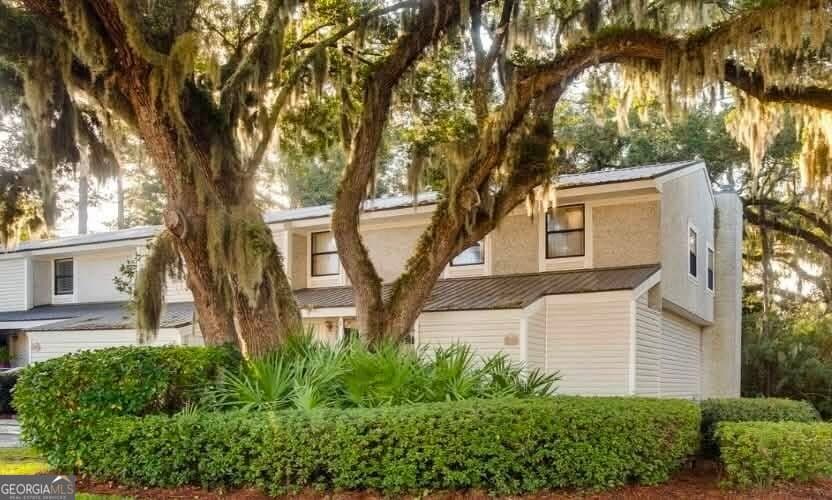 3 bedroom, 1.5 bathroom, 1,344 sq ft condominium for sale at 1000 Sea Island Road 17, St. Simons, GA 31522 — photo 1 of 15