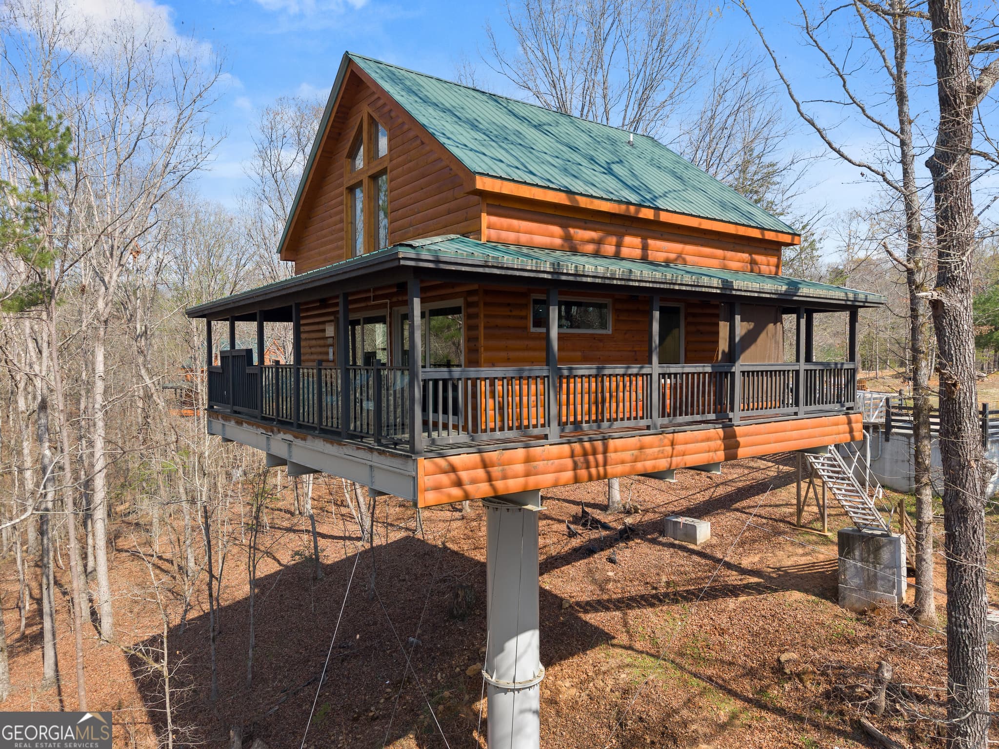 1 bedroom, 1 bathroom, 728 sq ft cabin,single family residence for sale at 184 Walnut Ridge Drive, Cleveland, GA 30528 — photo 1 of 54
