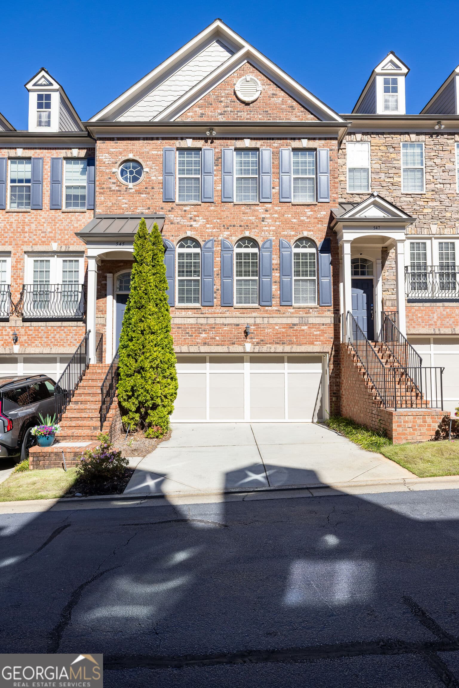 4 bedroom, 3.5 bathroom, 2,612 sq ft townhouse for sale at 545 Sarabrook Place, Sandy Springs, GA 30342 — photo 2