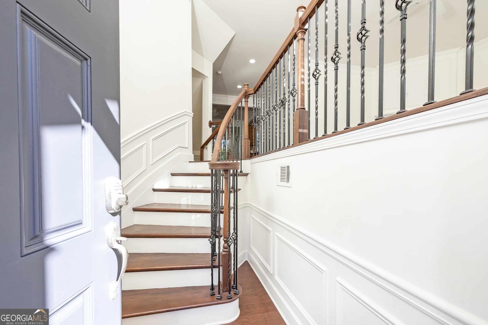 4 bedroom, 3.5 bathroom, 2,612 sq ft townhouse for sale at 545 Sarabrook Place, Sandy Springs, GA 30342 — photo 3