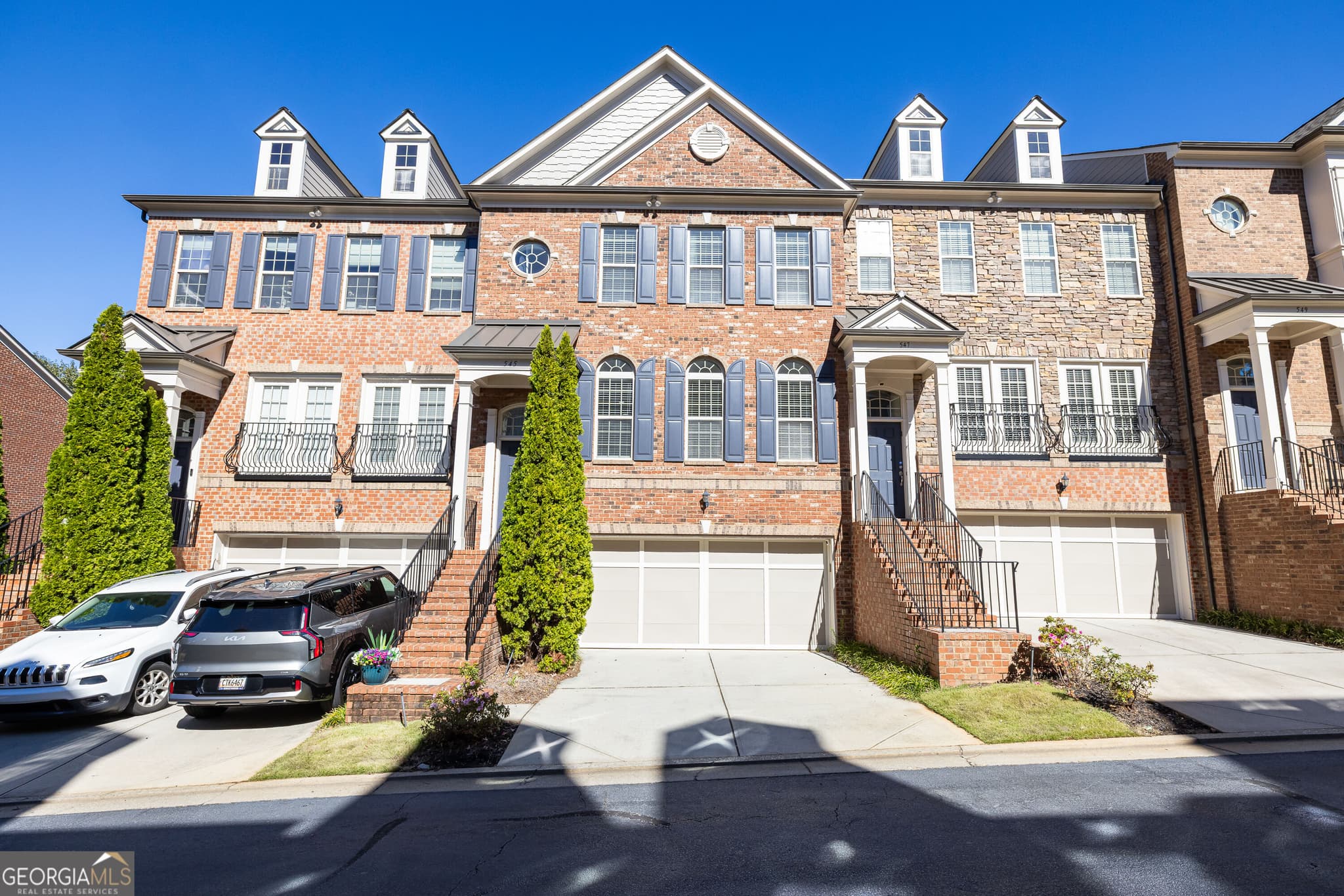 4 bedroom, 3.5 bathroom, 2,612 sq ft townhouse for sale at 545 Sarabrook Place, Sandy Springs, GA 30342 — photo 1 of 48