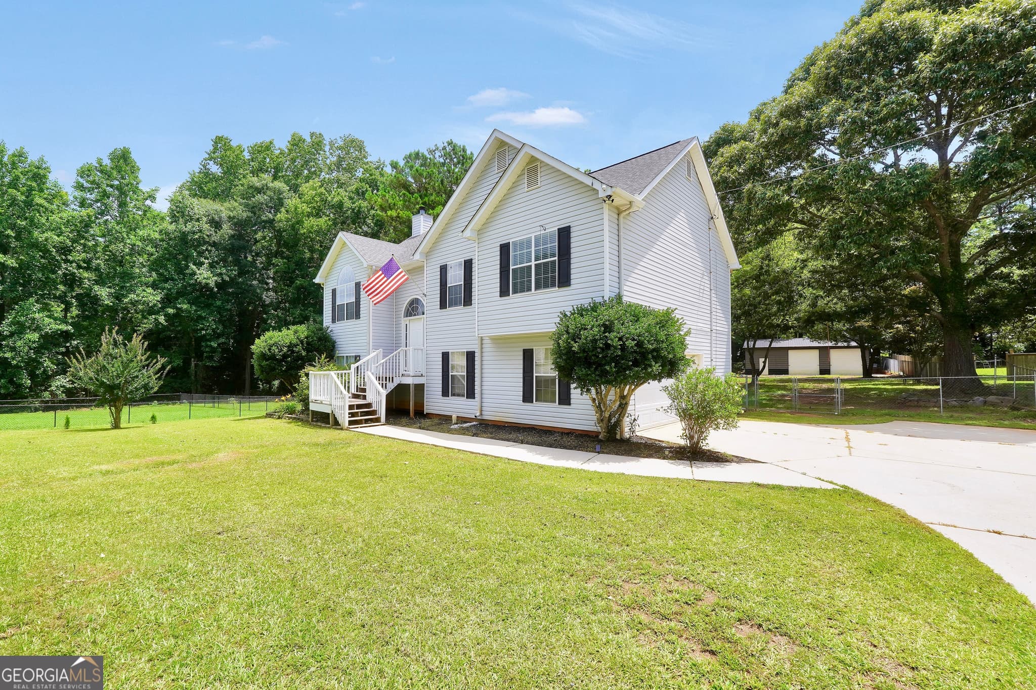 5 bedroom, 3 bathroom, 2,429 sq ft single family residence for sale at 105 Dawn Court, Jackson, GA 30233 — photo 2
