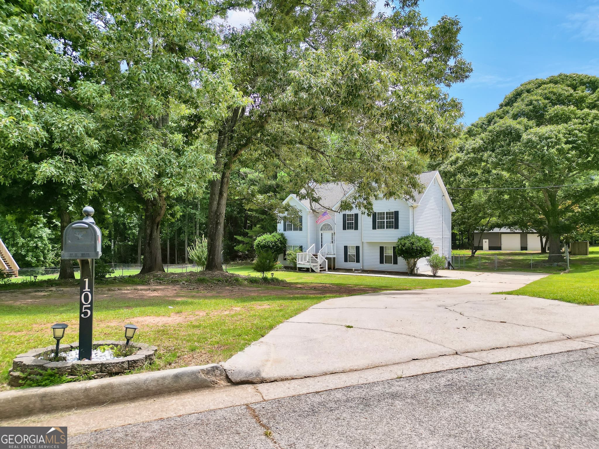 5 bedroom, 3 bathroom, 2,429 sq ft single family residence for sale at 105 Dawn Court, Jackson, GA 30233 — photo 3