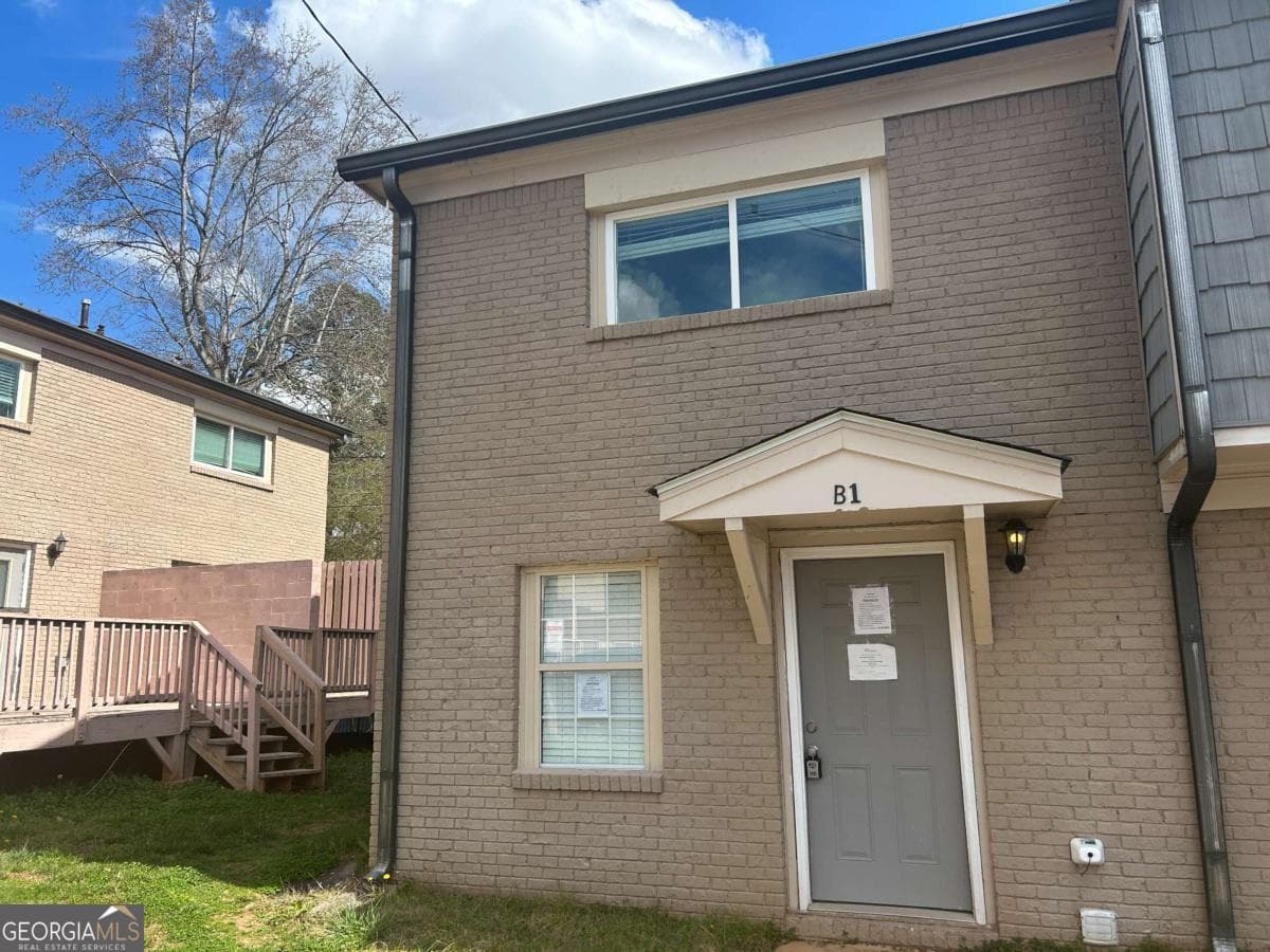 2 bedroom, 2.5 bathroom, 1,728 sq ft townhouse for sale at 2604 Campbellton Road 1B, Atlanta, GA 30311 — photo 1 of 17