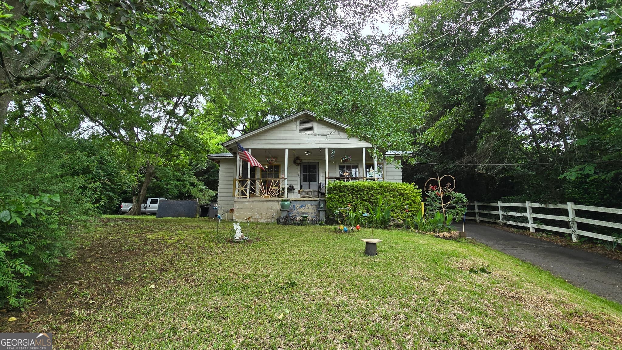 3 bedroom, 1 bathroom, 1,260 sq ft single family residence for sale at 163 Swint Avenue, Milledgeville, GA 31061 — photo 1 of 29