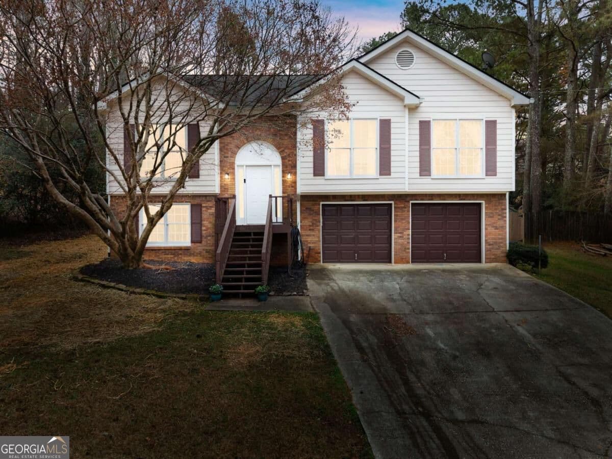 4 bedroom, 2 bathroom, 2,219 sq ft single family residence for sale at 5920 Branden Hill Lane, Buford, GA 30518 — photo 2