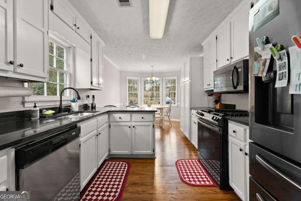 4 bedroom, 2 bathroom, 2,219 sq ft single family residence for sale at 5920 Branden Hill Lane, Buford, GA 30518 — photo 9