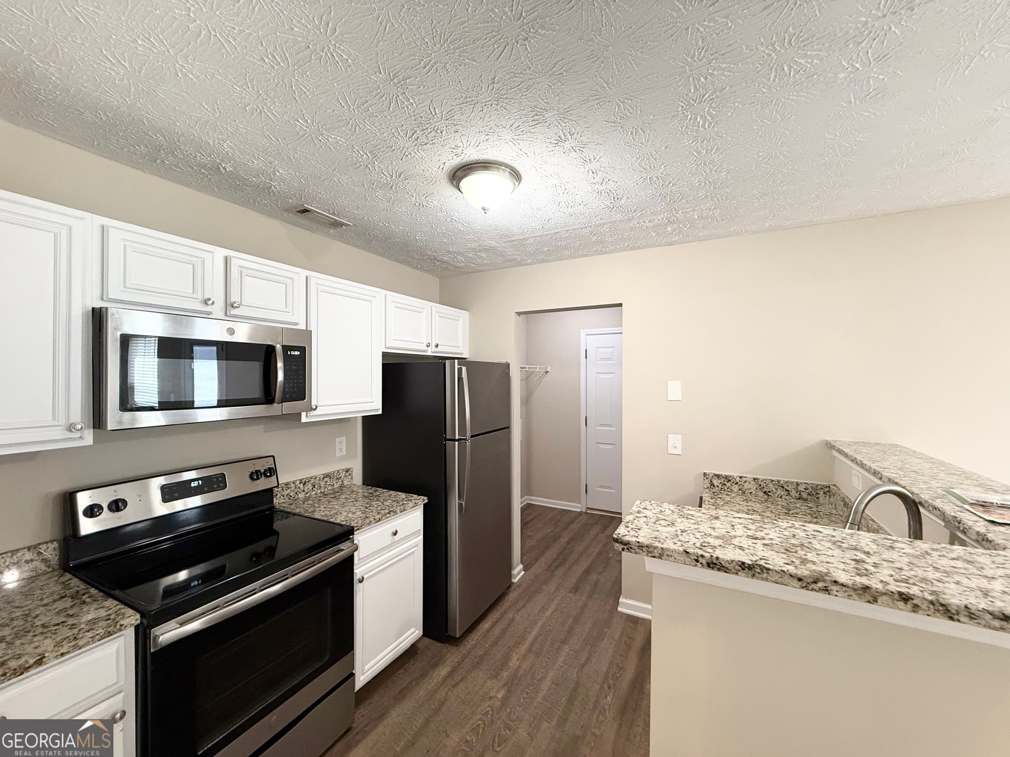 3 bedroom, 2.5 bathroom, 1,953 sq ft single family residence for sale at 6113 Lynxs Circle, Covington, GA 30014 — photo 9