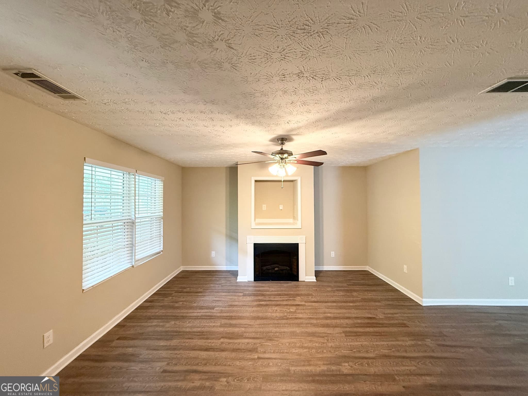 3 bedroom, 2.5 bathroom, 1,953 sq ft single family residence for sale at 6113 Lynxs Circle, Covington, GA 30014 — photo 4