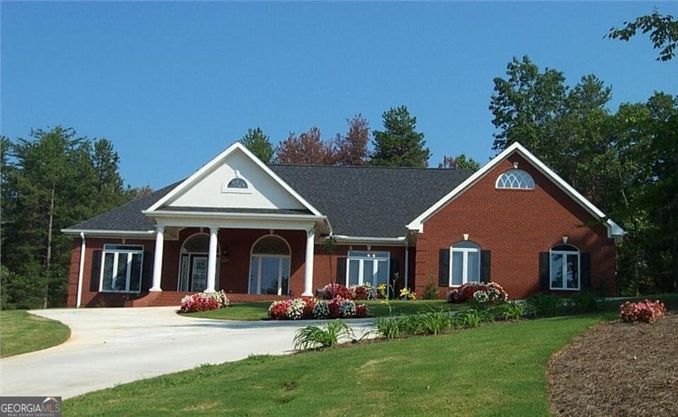 4 bedroom, 3.5 bathroom, 3,570 sq ft single family residence sold at 1175 Deer Chase Road, Toccoa, GA 30577