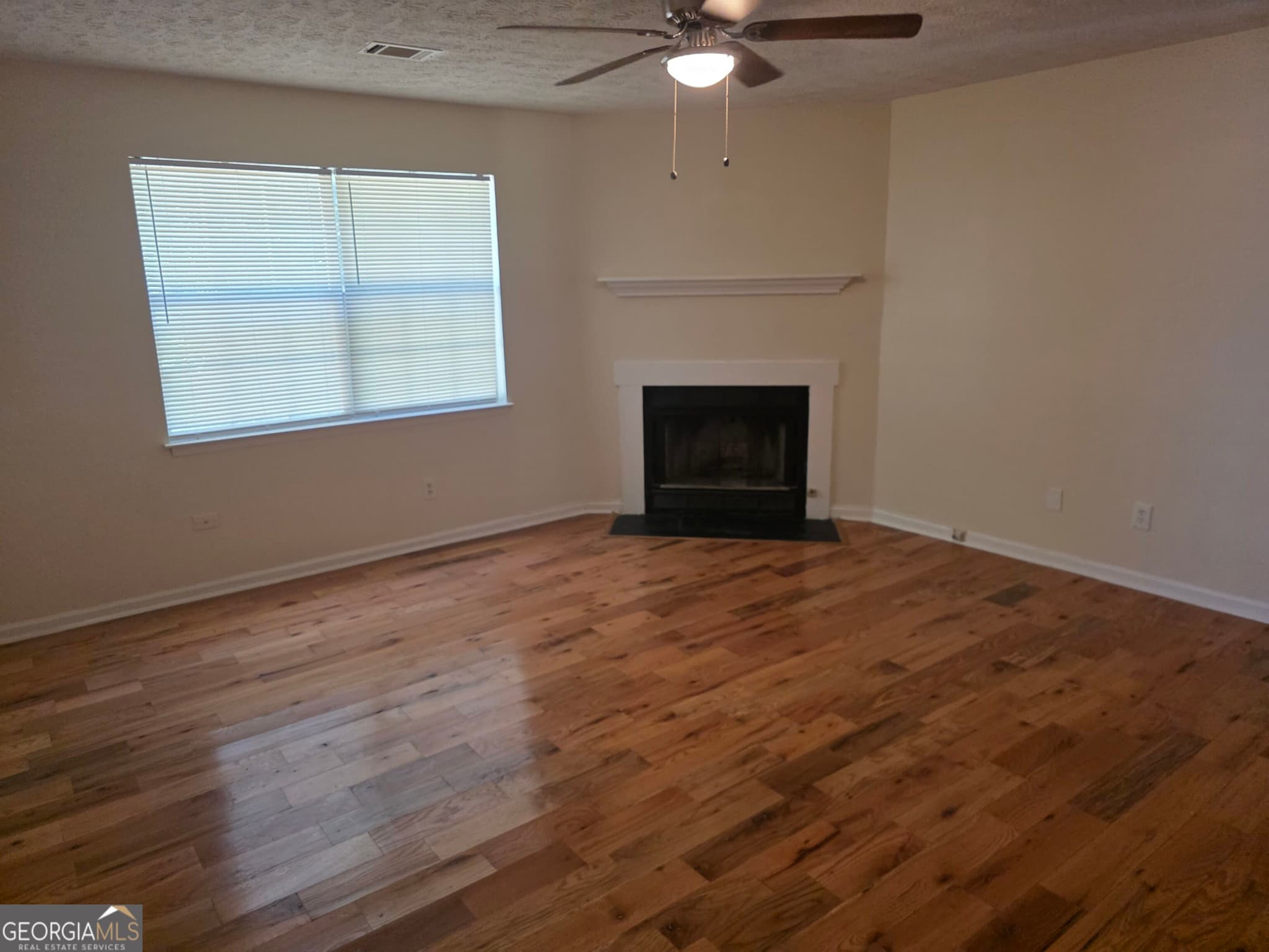 3 bedroom, 2 bathroom, 2,600 sq ft duplex for rent at 5852 Summerglen Lane, Atlanta, GA 30349 for $1,500 a month — photo 2