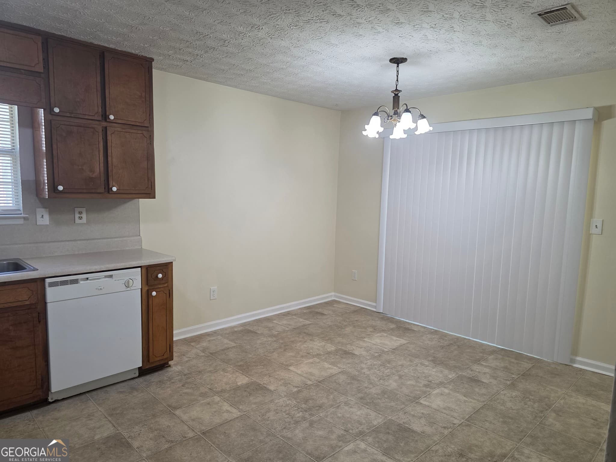 3 bedroom, 2 bathroom, 2,600 sq ft duplex for rent at 5852 Summerglen Lane, Atlanta, GA 30349 for $1,500 a month — photo 3