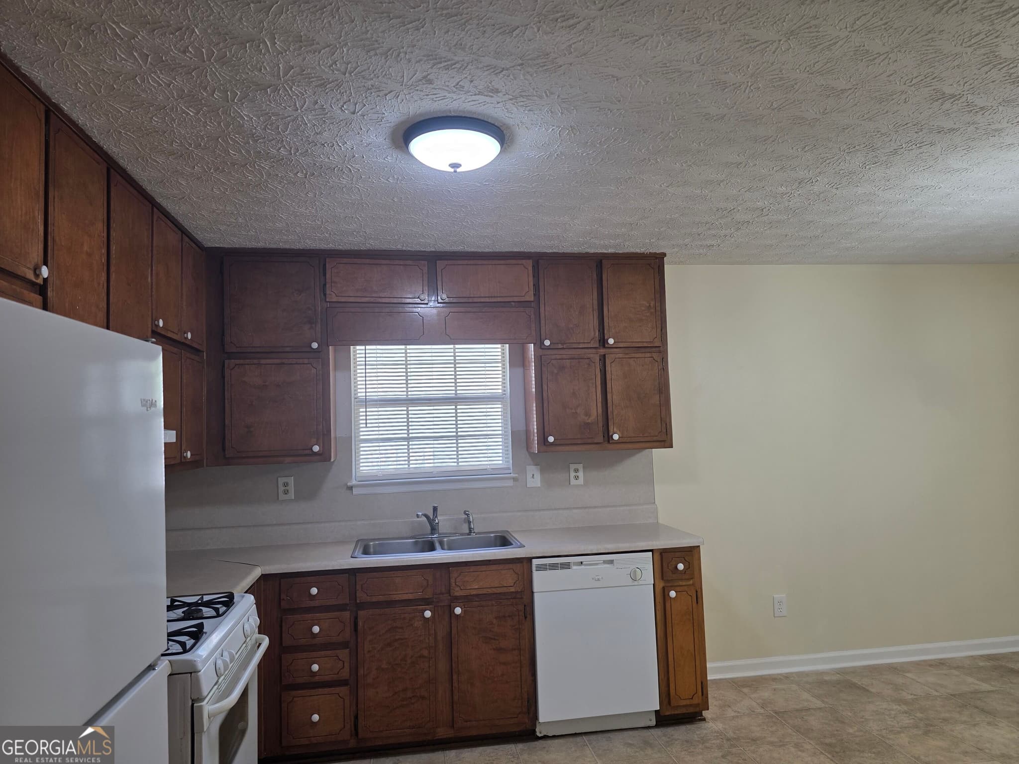 3 bedroom, 2 bathroom, 2,600 sq ft duplex for rent at 5852 Summerglen Lane, Atlanta, GA 30349 for $1,500 a month — photo 4