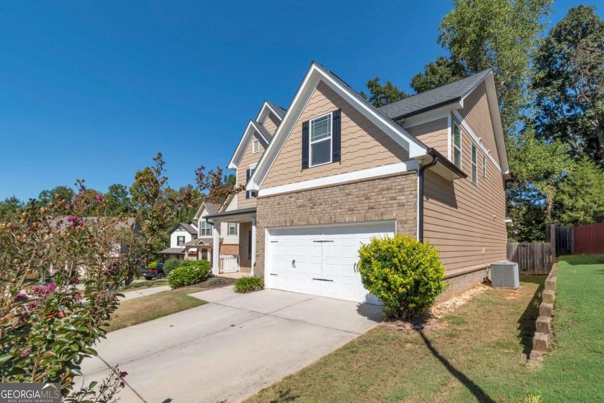 5 bedroom, 3 bathroom, 2,191 sq ft single family residence for sale at 4824 Clarkstone Circle, Flowery Branch, GA 30542 — photo 2